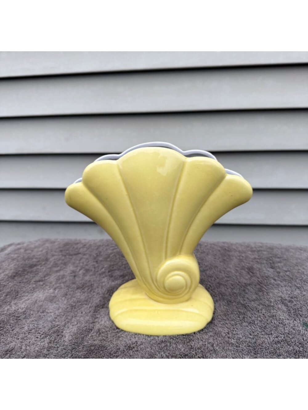 Art Deco style Red Wing Pottery shell-shaped fan vase #899